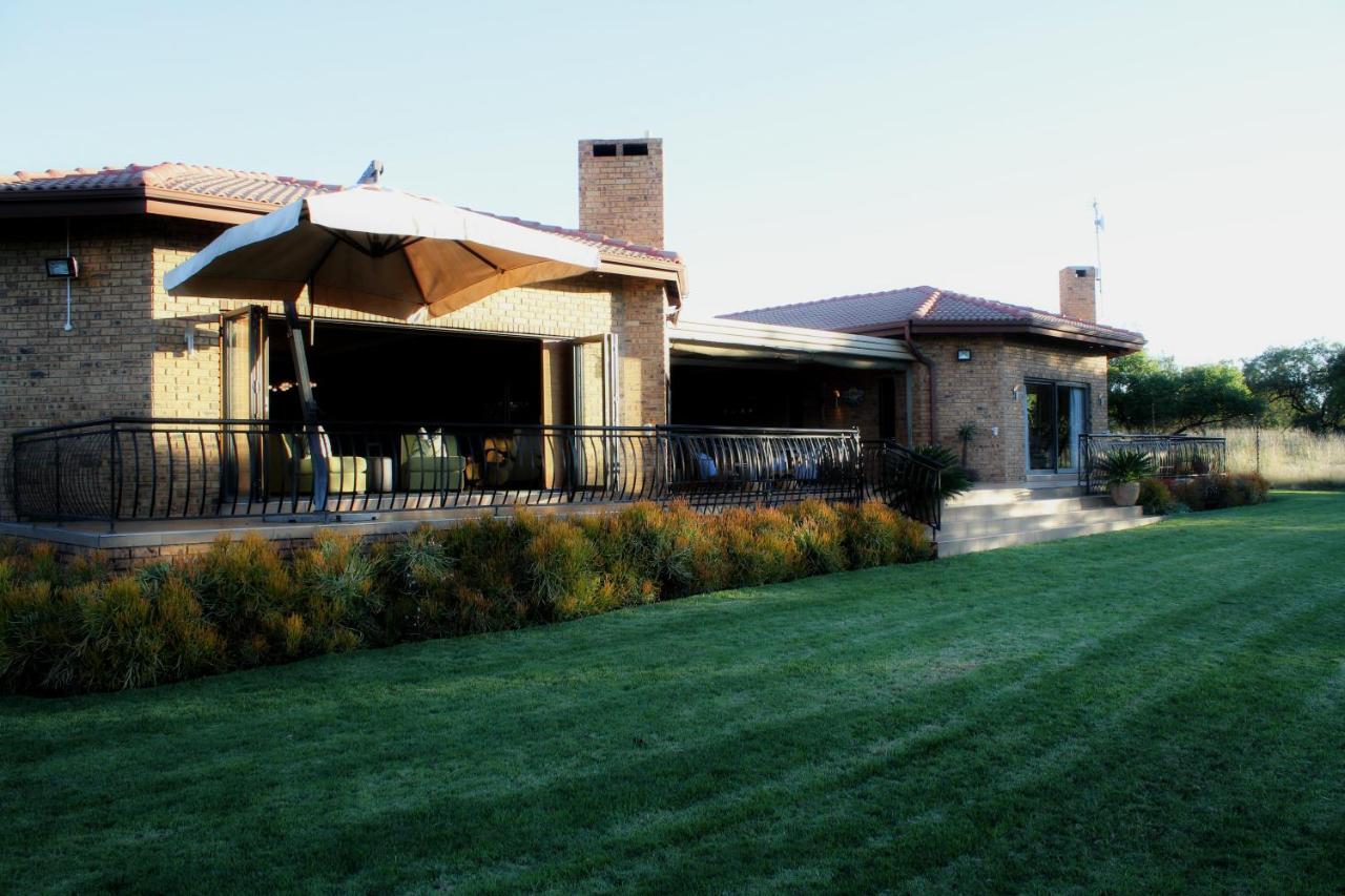 Karee & Wild Olive Guest Lodge Hekpoort Экстерьер фото